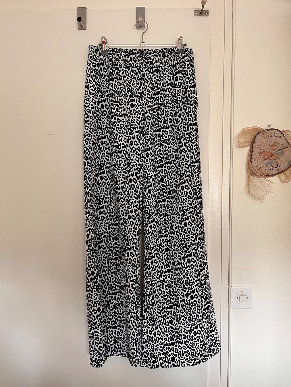 Pantalons: Pantalon large avec imprimé léopard – D'occasion à Genève par giulia_almnn