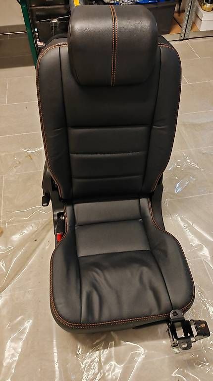 Tutti pezzi di ricambio auto: Ensemble sièges cuirs 2e et 3e rangées Defender 110 LXV 2013 – Usato da Penthaz venduto da GGE01 4