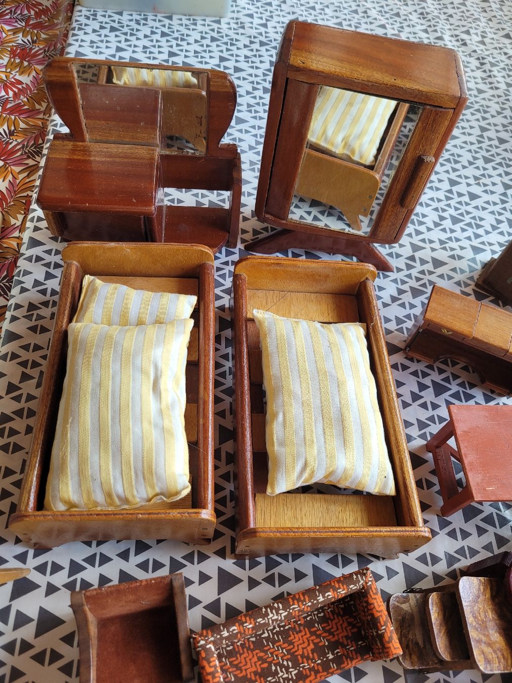 Case e mobili per bambole: Mobilier pour maison de poupée  – Usato da Bevaix venduto da pac_7gyt