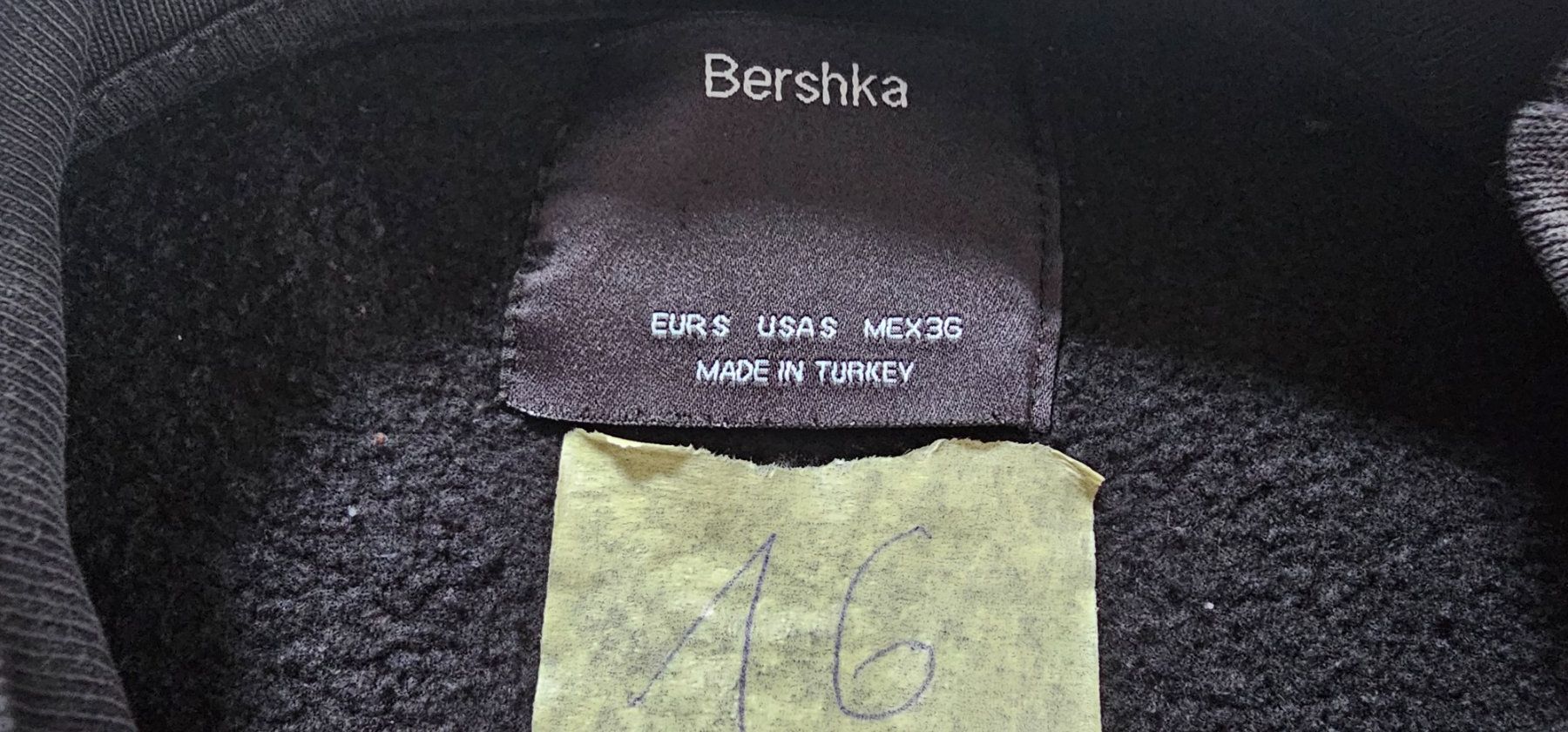Bershka Maglioni & Felpe: Schwarzer Bershka Pullover mit blauem Detail, Grösse S – Usato da Azmoos venduto da Jadejo 3