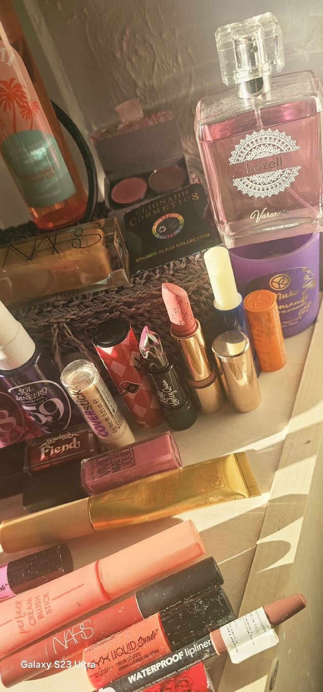 Nars Maquillage: Cosmetics assorted brands lipstick gloss hairspray perfume . – D'occasion à Rorschach par Alles_9.90 4