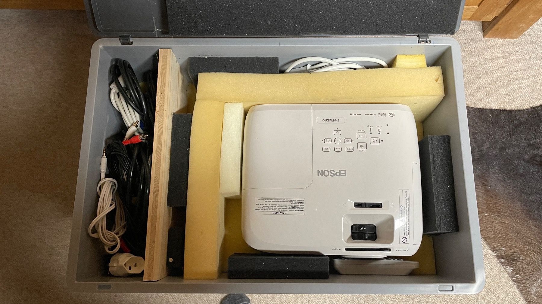 Epson Videoprojektoren: Beamer Epson EH-TW2510 – Gebraucht aus Richenthal von digitai