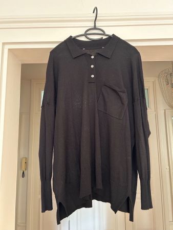 Schwarzer Wollpullover mit Knöpfen und Brusttasche