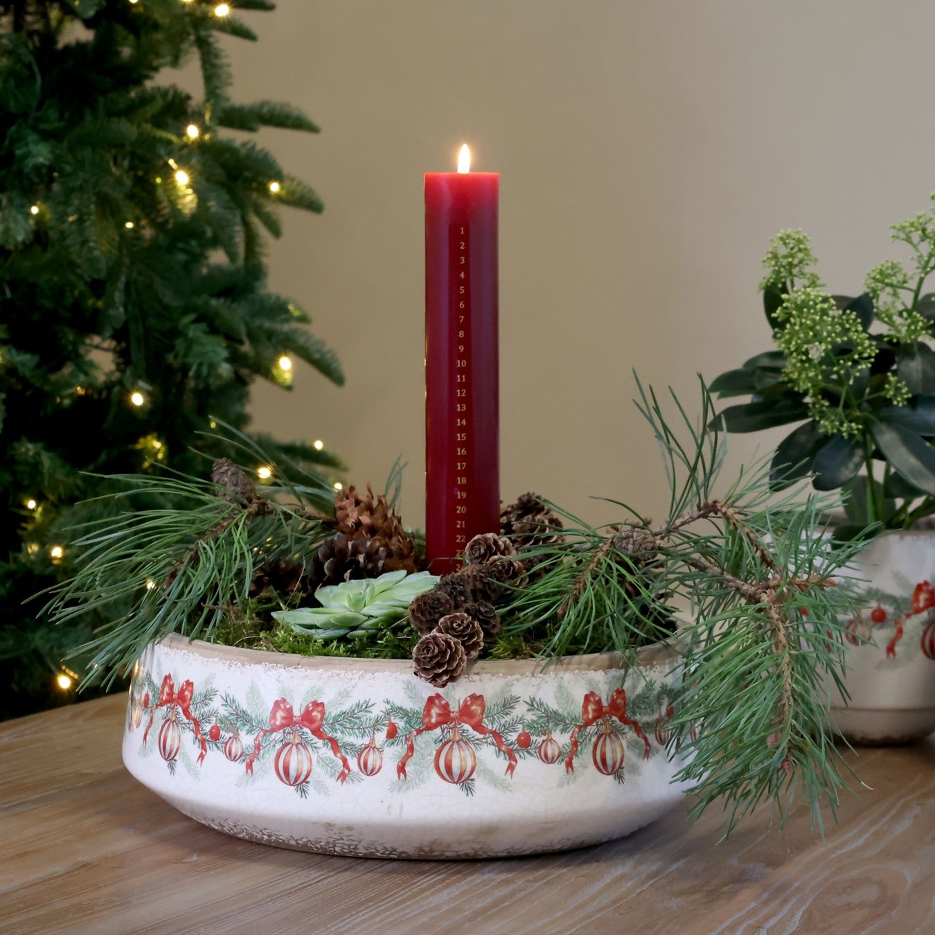 Servierplatten: Chic Antique Tablett mit Weihnachtskugel und Schleife – Neu und originalverpackt aus Innertkirchen von Glatthard-Interior