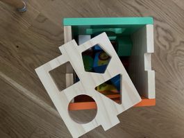 Steckspiel in Würfelform aus Holz mit Formen und Tieren