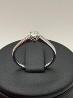 Bague solitaire en or blanc 18 carats sertie d’un diamant
