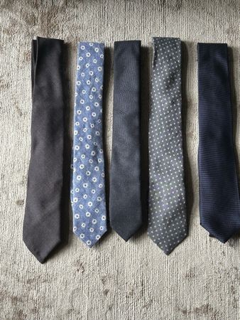 Lot aus 5 Krawatten BOSS/Windsor
