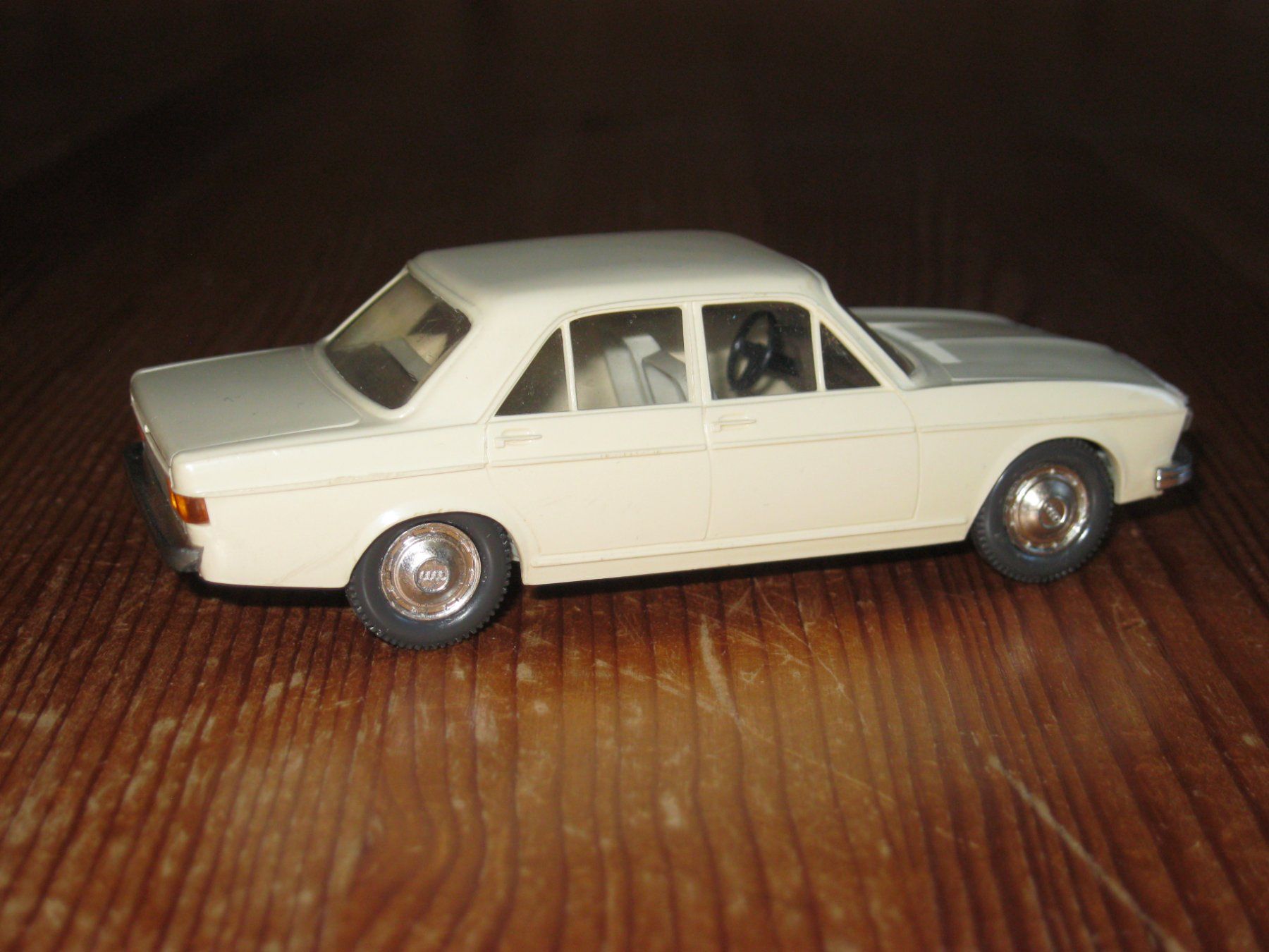 Audi Modellini d'auto: Audi 100 LS 1:40 Cursor Modell 968 hell-beige ohne OVP – Usato da Utzenstorf venduto da jue_5d6l 1