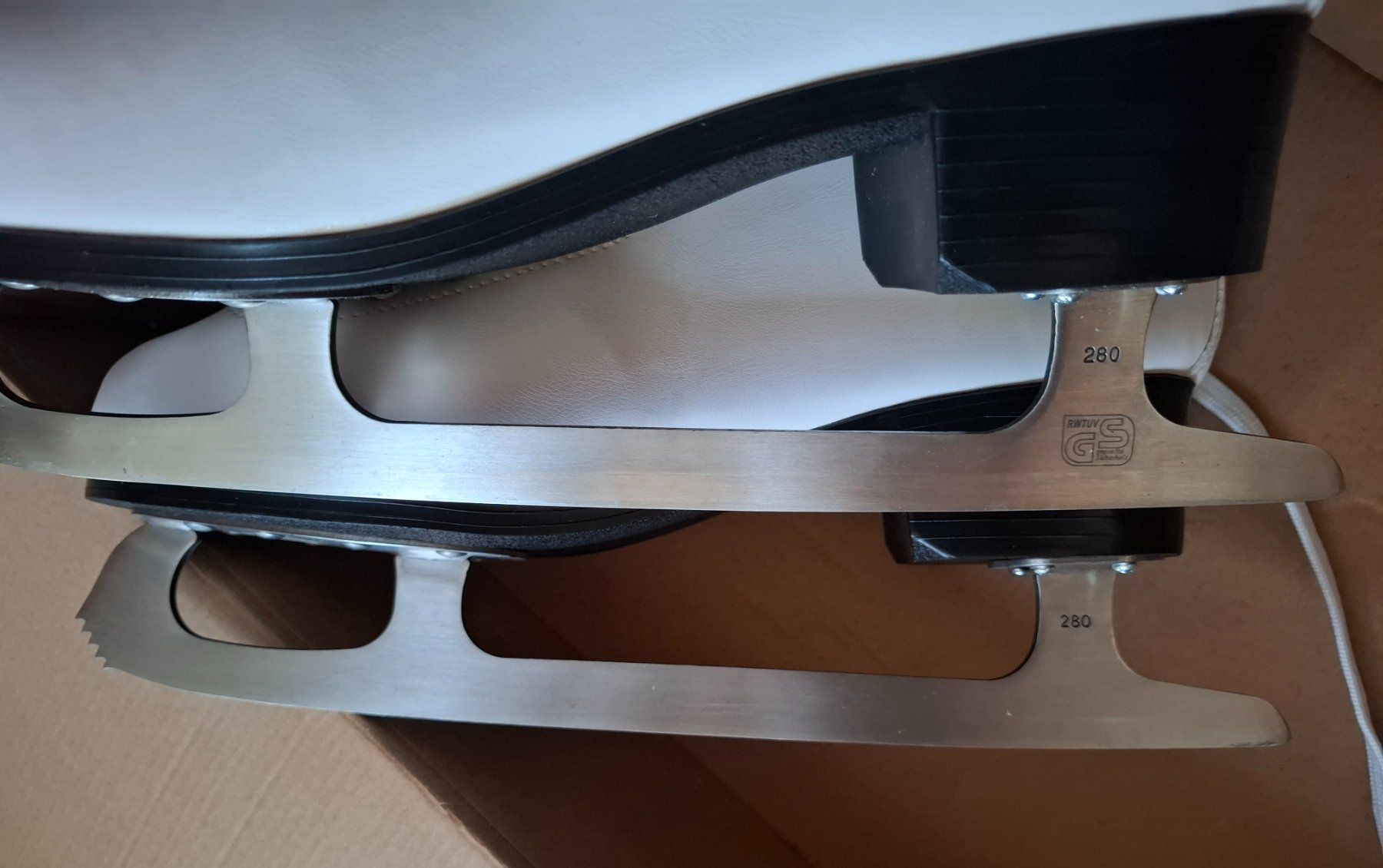Pattini da ghiaccio: Schlittschuhe ROCES, Gr.44 weiss, neu – Nuovo (secondo la descrizione) da Zürich venduto da Sonnebluemeli 7