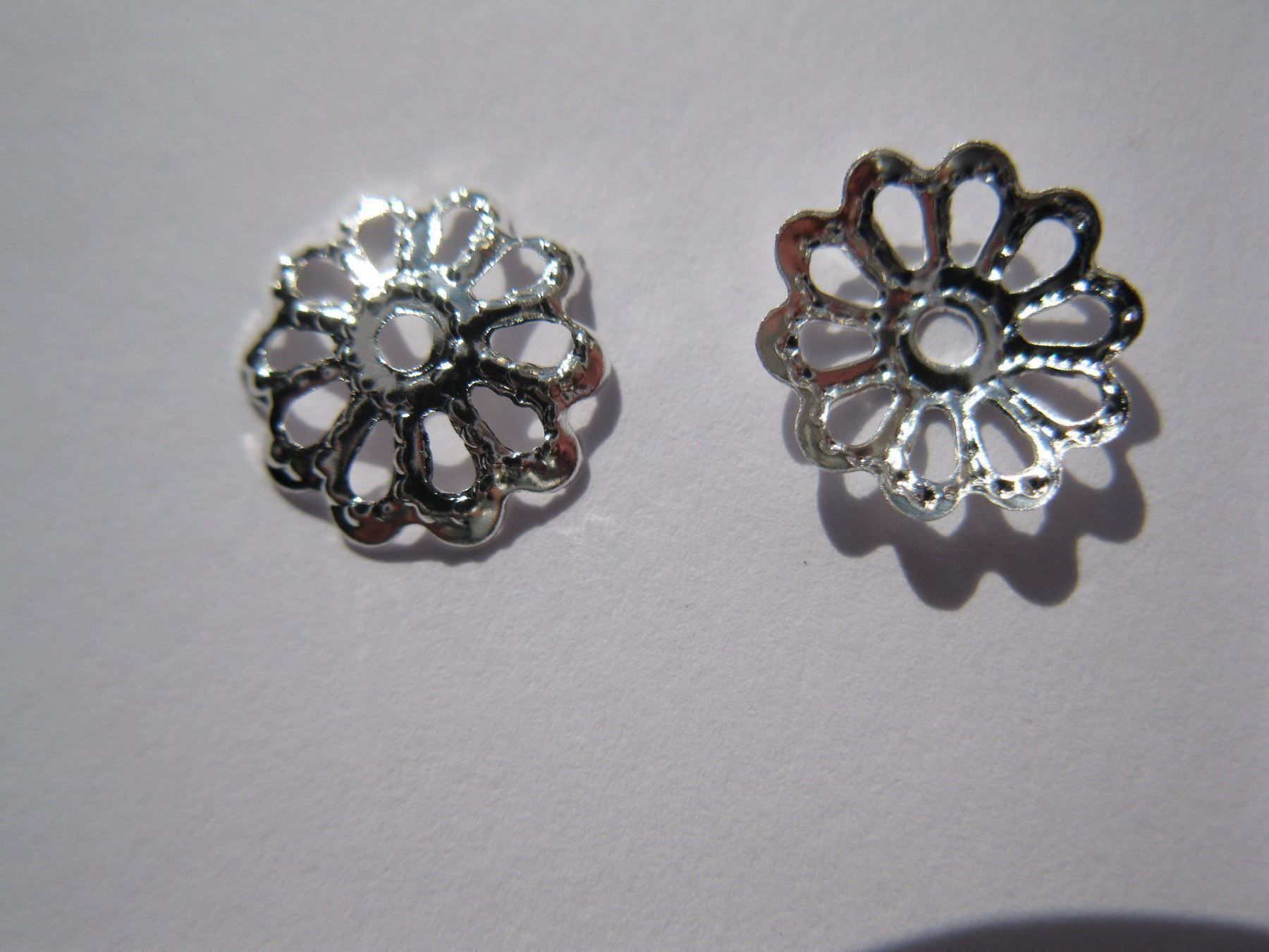 Perle (finte): 50 Perlkappen filigran, versilbert, 9mm – Nuovo e nell'imballaggio originale da St. Margarethen TG venduto da LuanaKa
