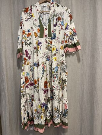 Viskose Kleid Blumenmuster weiss lang Onesize Versand 9.- 