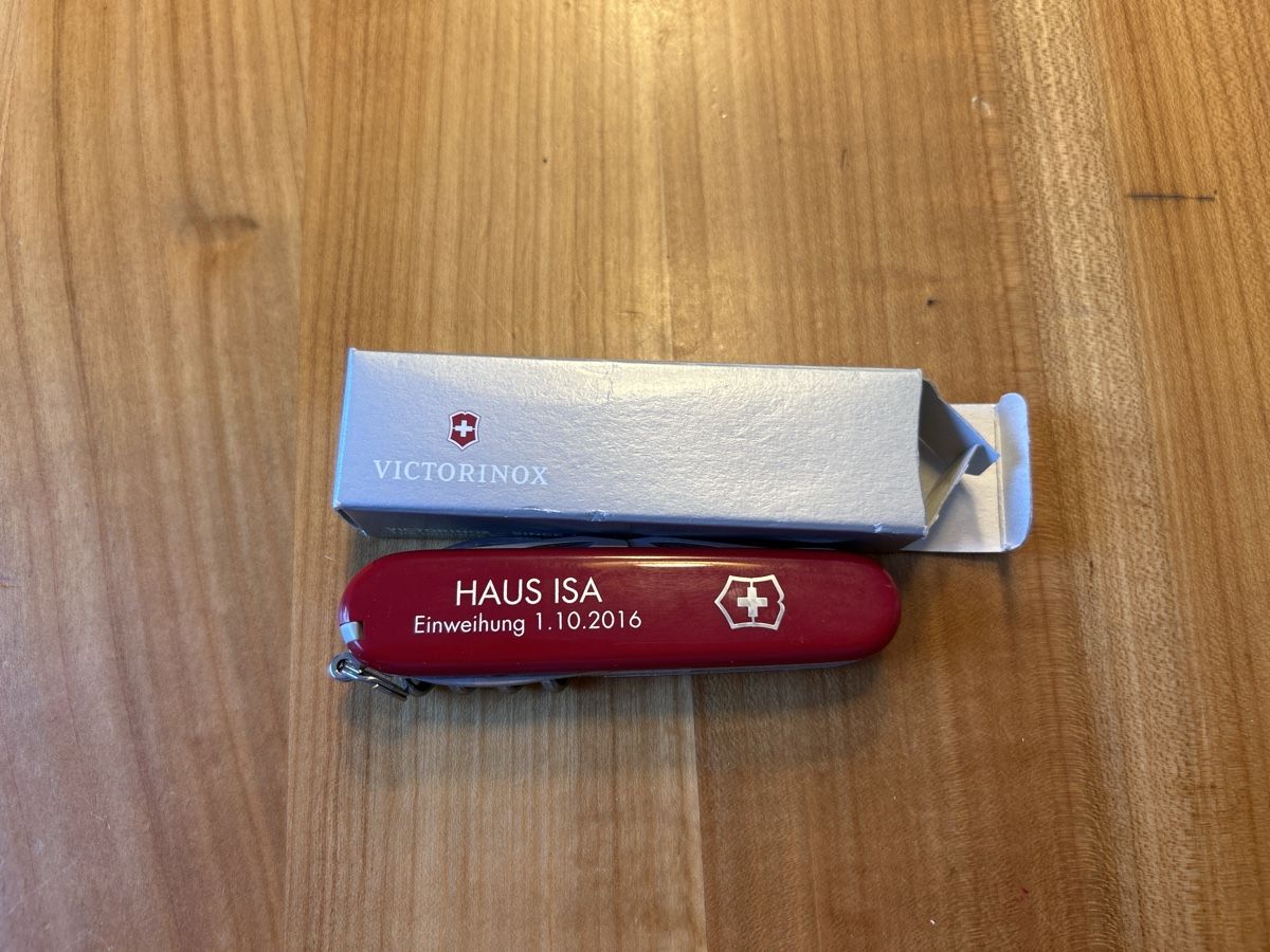 Victorinox Coltelli tascabile: Victorinox Messer mit Gravur Einweihung 1.10.2016 mit Box – Usato da Wynigen venduto da nawy82