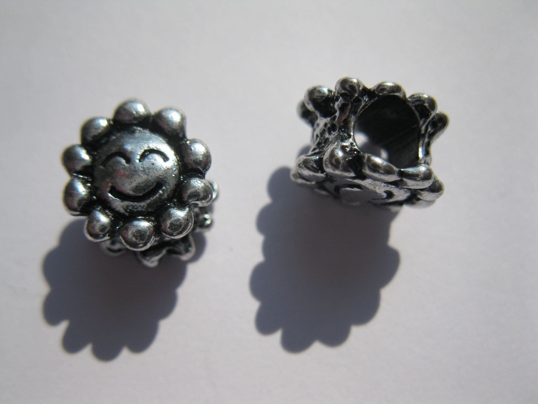 Perlen (unechte): 2 Metallperlen, Beads, Grosslochperlen Sonne – Neu und originalverpackt aus St. Margarethen TG von LuanaKa 1