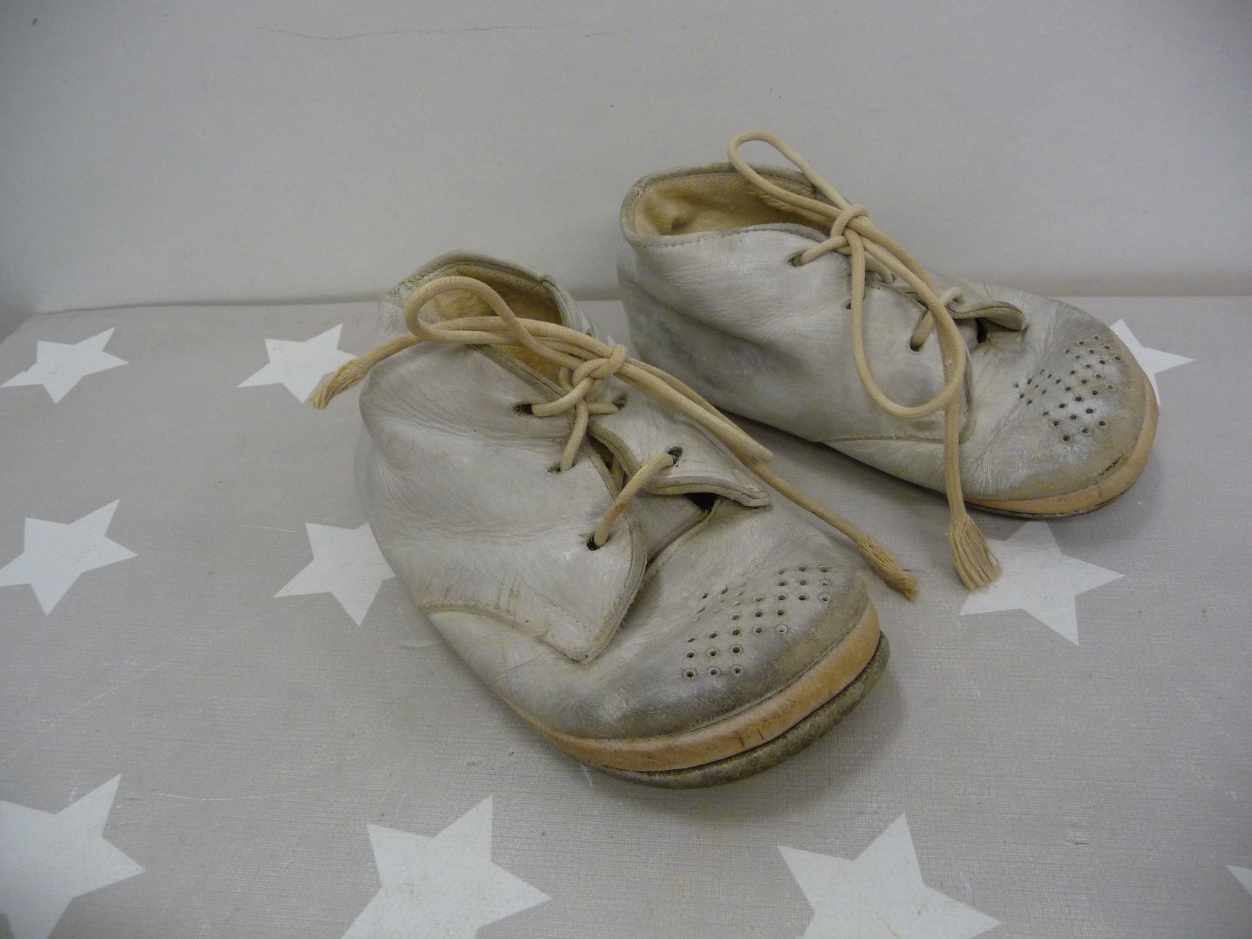 Schuhe für Jungen: alte Kinderschuhe Vintage – Defekt aus Rafz von Powacaddy