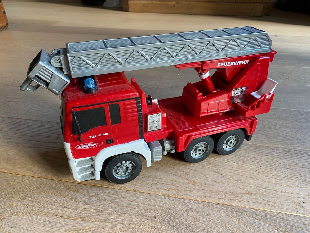  Foto zu Ferngesteuertes Feuerwehrauto 