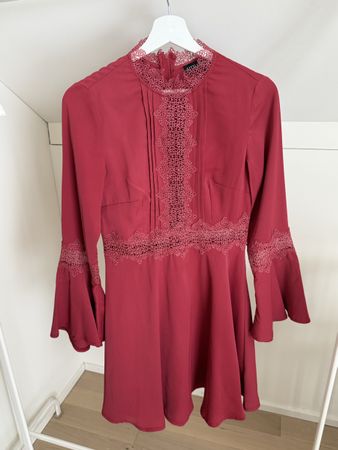 Elegantes Kleid in Weinrot mit Spitze, Grösse 36/S Top!