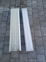 2 Industrie-Leuchten / Feuchtraumleuchten mit Rasterabdeckun