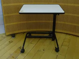 Verstellbarer Beistelltisch auf Rollen