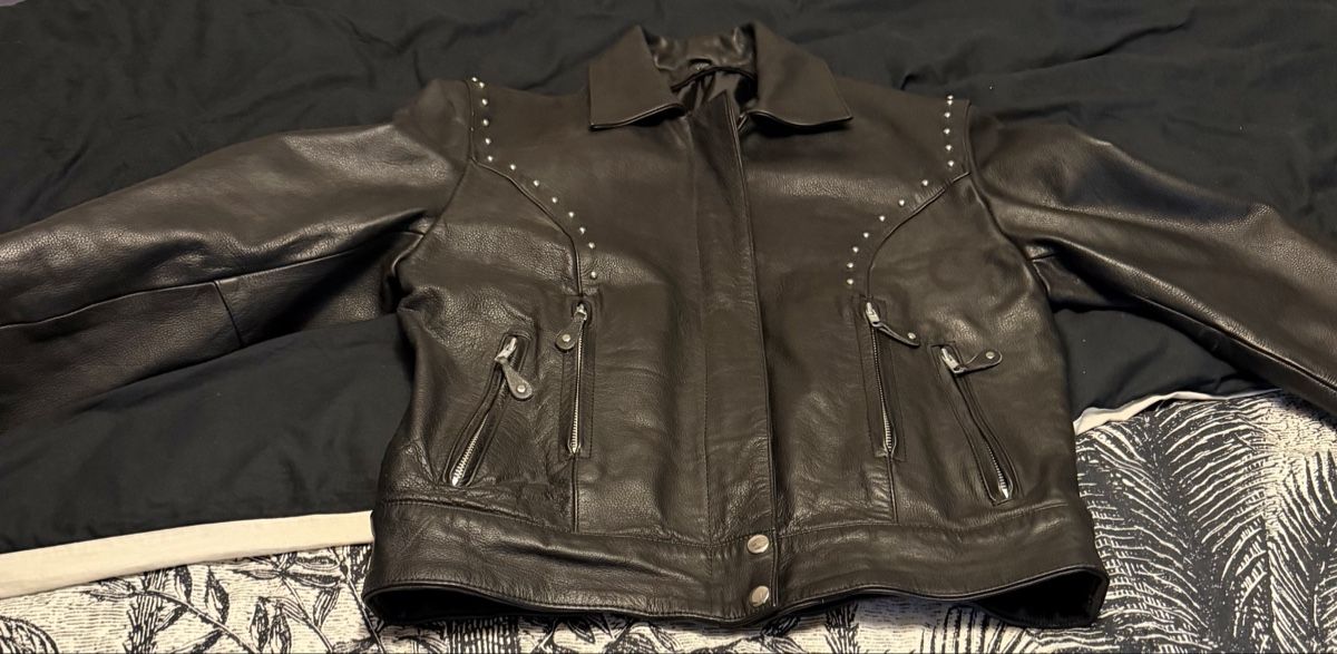 Vestes: Motorrad Lederjacke mit Nieten Grösse L – D'occasion à Aathal-Seegräben par Tzhbrmo1 1