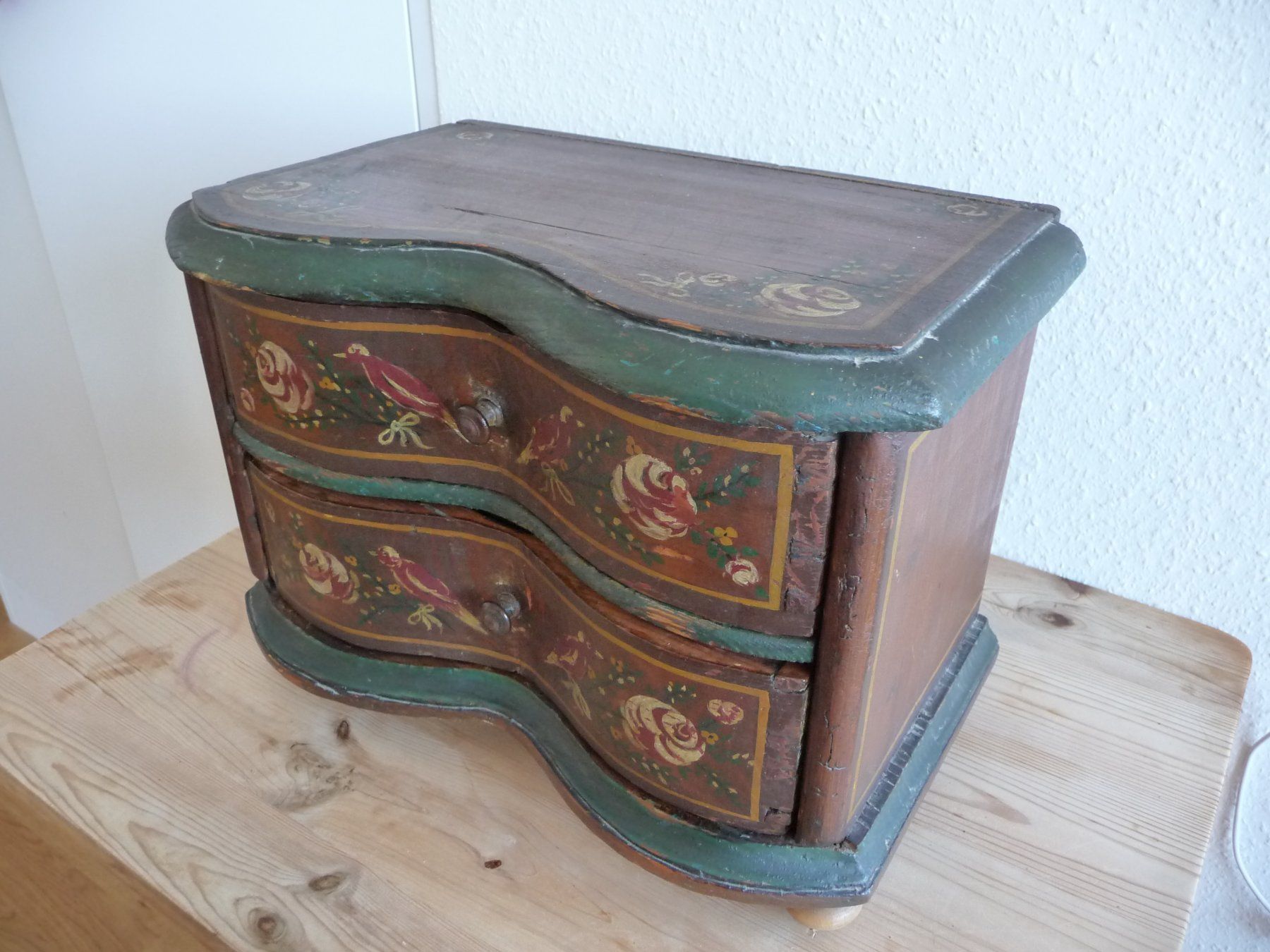 Cassettiere: Schöne kleine barocke Modellkommode – Usato da Muttenz venduto da Mithrur 1