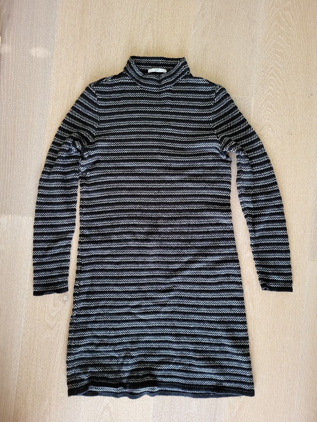 Kleider: Strickkleid von EDC, Grösse M, schwarzweiss gestreift – Gebraucht aus Steffisburg von esneusdaheime