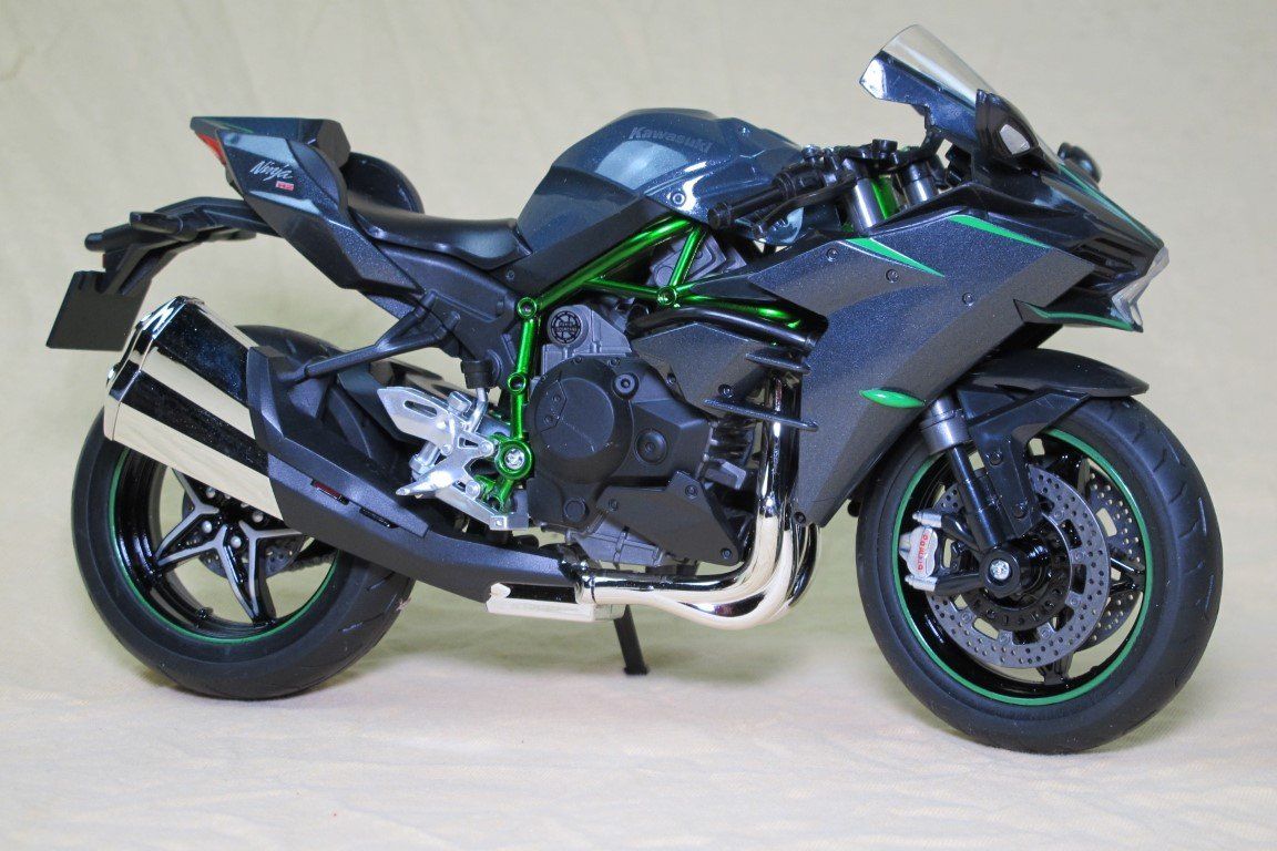 BMW Modellini d'auto: Kawasaki H2R 1000 1:9 Modell – Usato da Escholzmatt venduto da Rebikeling6182Ematt