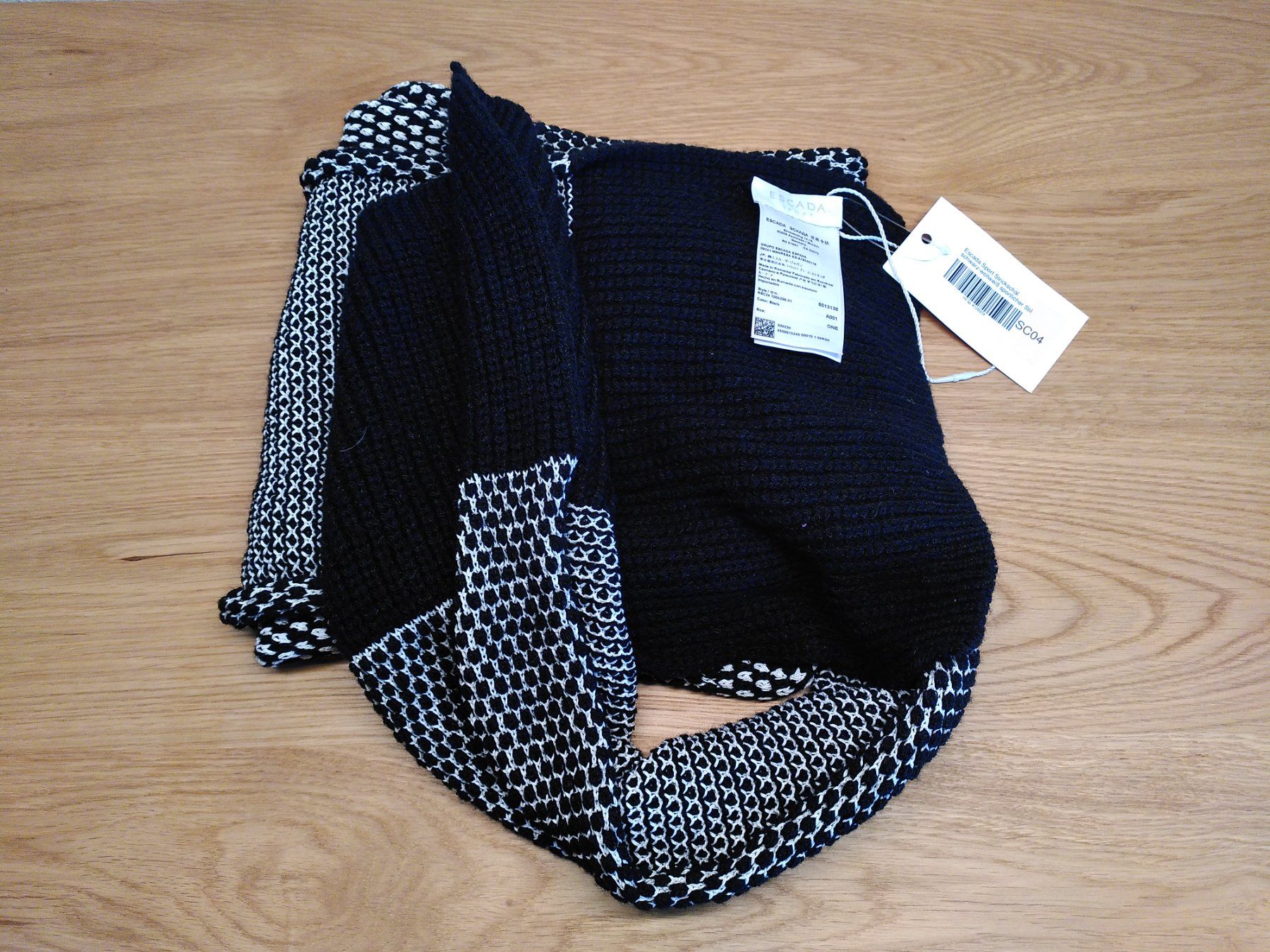 Escada Foulard & Sciarpe: Gestrickter Escada-Sport Schal – Nuovo (secondo la descrizione) da Zürich venduto da van_5xbk 4