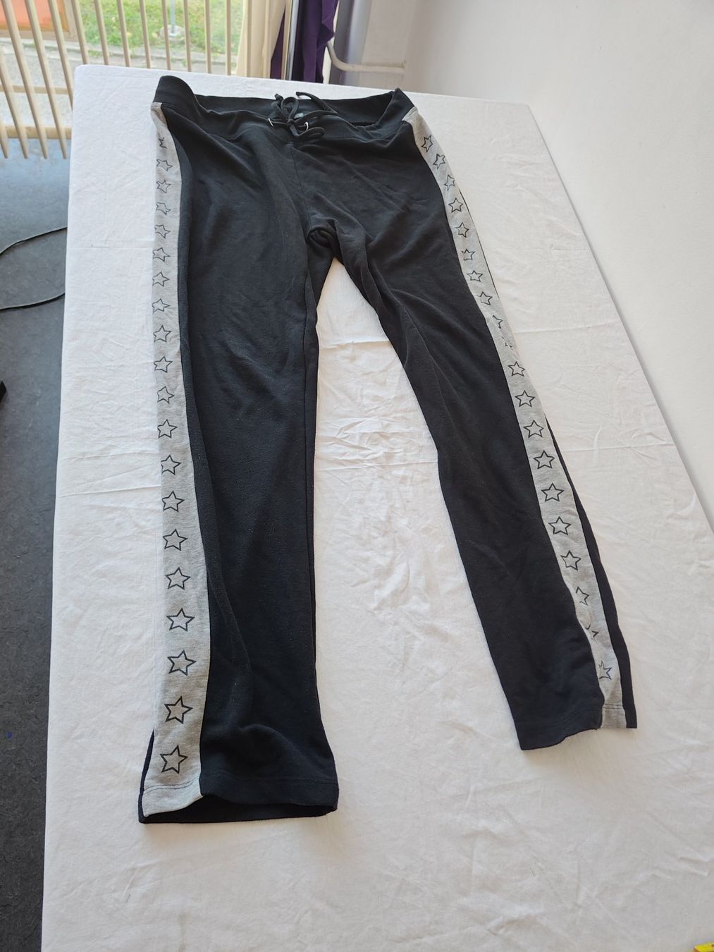 Pantalons: Schwarze Freizeithose mit Sternen, Gr. L – D'occasion à Zürich par jan_dwt5