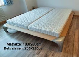 Bett mit Massivholzrahmen