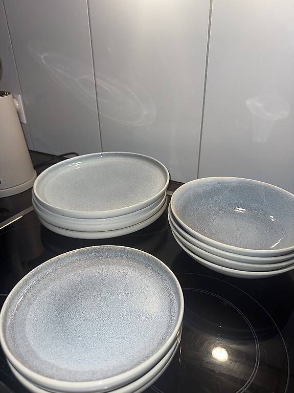 Set di piatti: Geschirr Set 12-teilig – Usato da Rickenbach b. Wil venduto da sha_g9pv