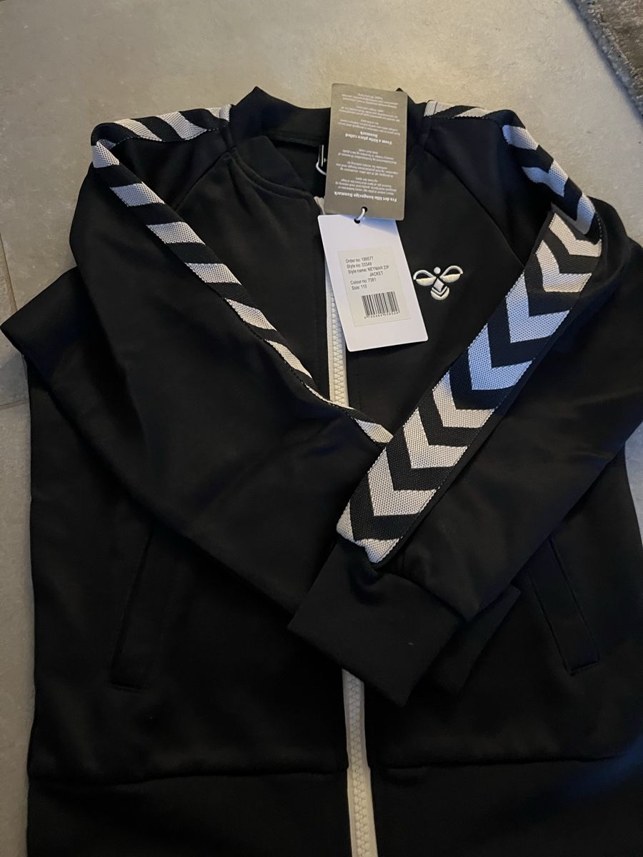 Hummel Giacche & Cappotti: Neu!! Hummel Zip Jacke schwarz Gr. 110  – Nuovo e nell'imballaggio originale da Lachen SZ venduto da edi_ty2n 1