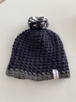 Warme Wintermütze gestrickt mit Bommel