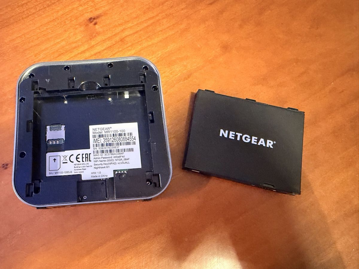 Netgear Modem & Router: Netgear MR1100 Nighthawk M1 4G LTE Mobile Router – Usato da Amriswil venduto da Trivet 1