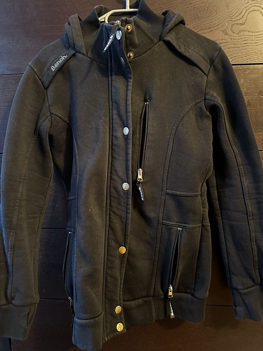 Bench Giacche: Bench Jacket: Black, hooded, perfect for cooler weather – Usato da Zürich venduto da Yuece 6