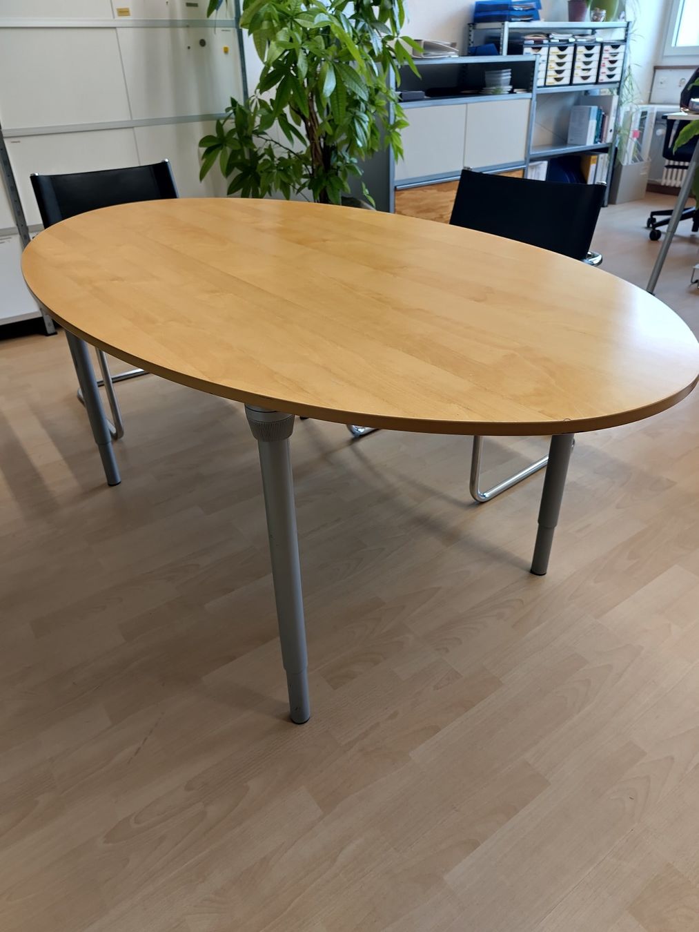 Ikea Tables: ovaler Sitzungstisch mit Eichenfurnier – D'occasion à Zürich par ghofer7