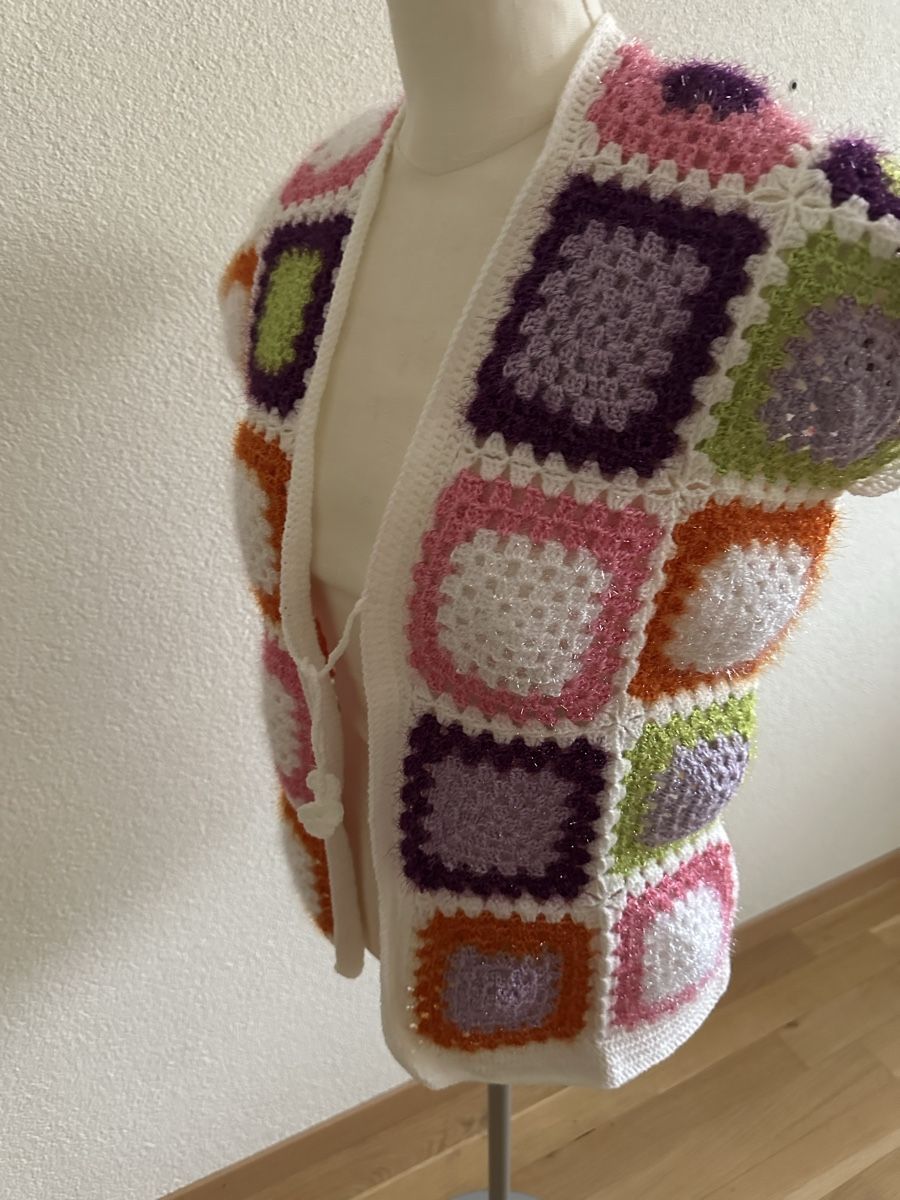Gilet & Giacche senza maniche: Handgemachte Häkel-Strickjacke/Strickgilet – Nuovo e nell'imballaggio originale da Erlinsbach SO venduto da dikaan 2