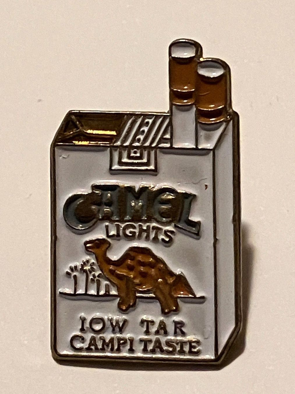 Placchette & Badge: 1 Pin Camel Lights – Usato da Basel venduto da djwwpp