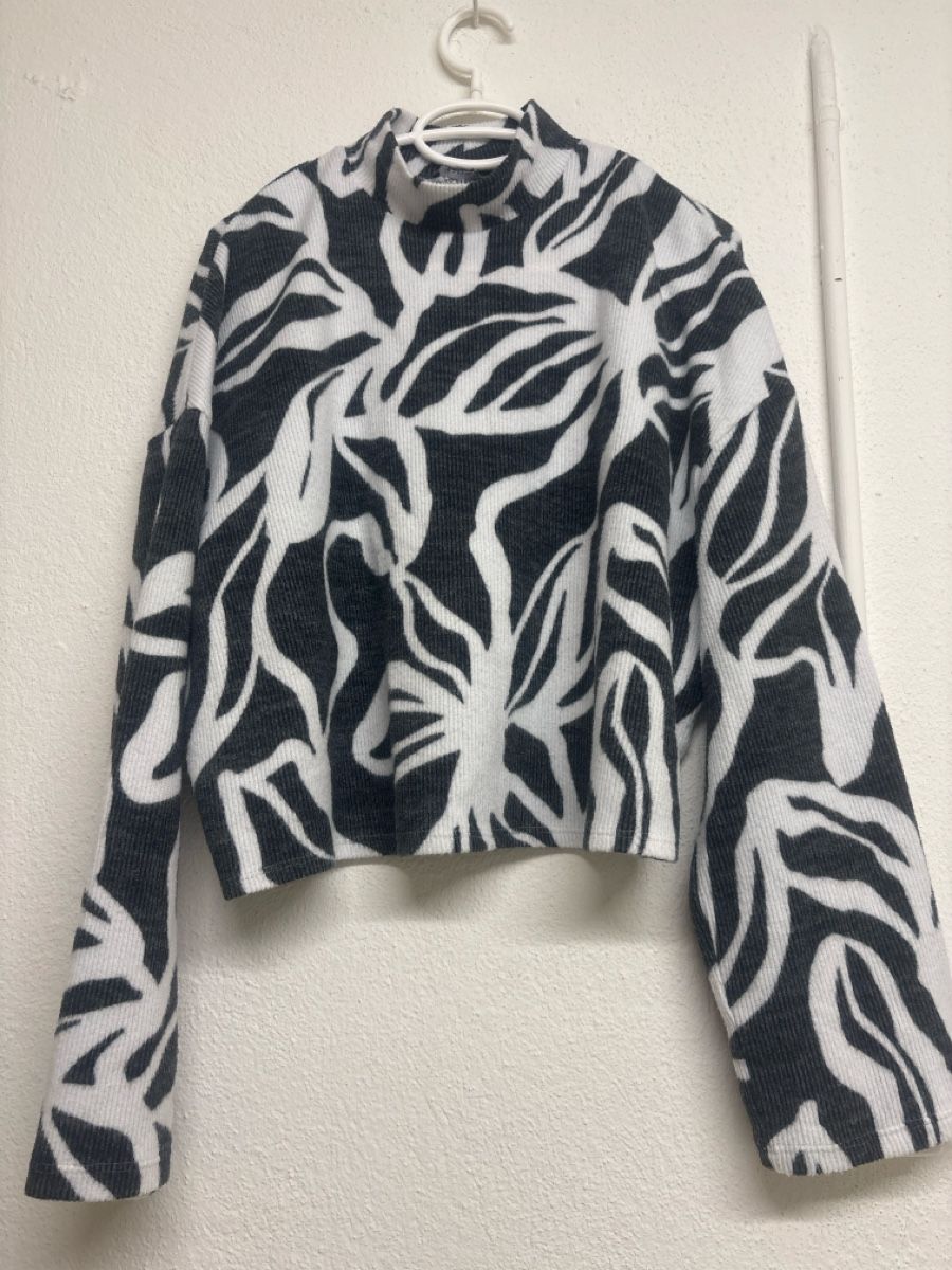 Pullover & Sweatshirts: Damen Pullover Muster Kragen Grösse M guter Zustand(No) – Gebraucht aus Wallisellen von ASZT