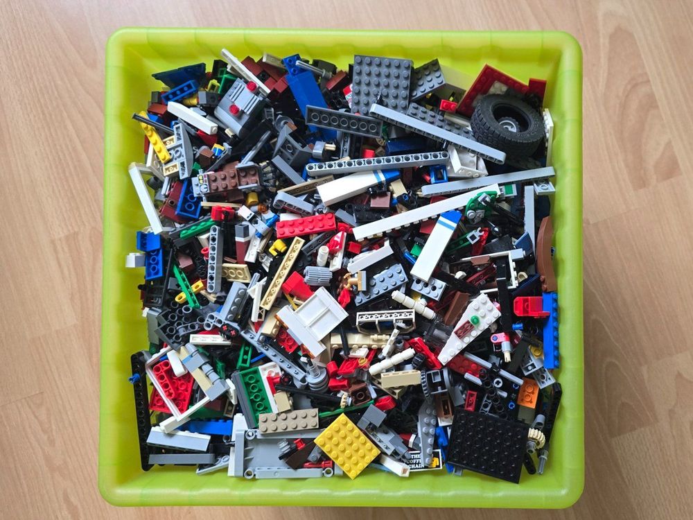 Lego Giocattoli: Lego Kiste mit 2 Bauplatten - Grosses Bastelvergnügen! – Usato da Luzern venduto da Sabine31
