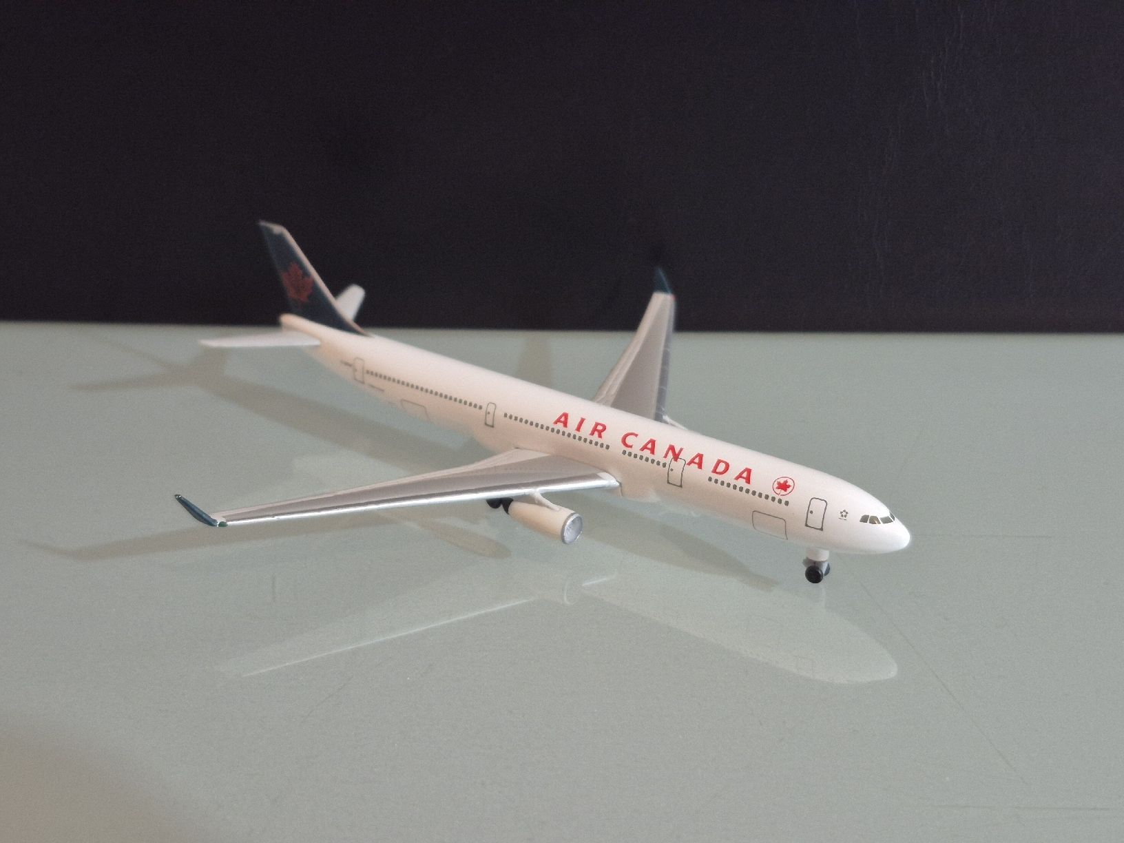 Herpa Kit di modellismo & Modellini statici: Herpa Air Canada 1:500 – Usato da Uetendorf venduto da myhome12 2