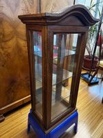 Hübsche, antike Vitrine aus Massivholz mit Glastablaren