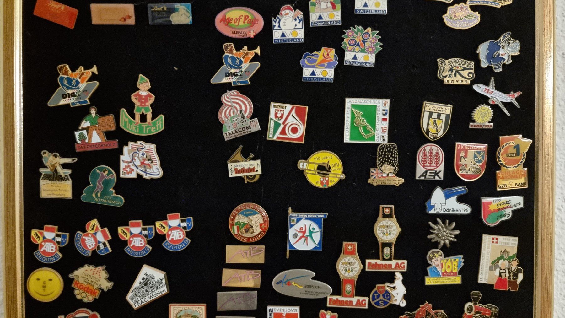 Tutte le decorazioni: Pinwand mit ca. 100 verschiedenen Pins – Usato da Lostorf venduto da Dalbi 2