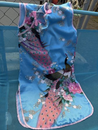 Asiatisches Kleid mit Pfauenmuster, Grösse 104/110