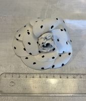 Chanel Ansteckblume mit Stecknadel weiss / schwarzen Tupfen