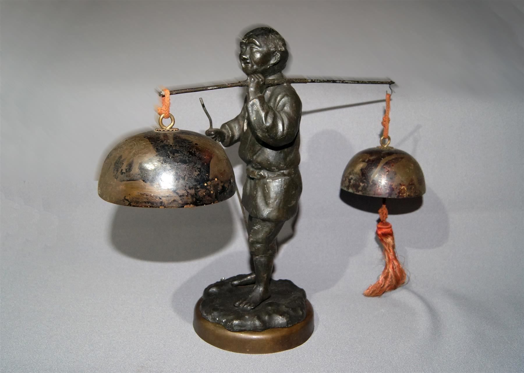 Statuette: Gong-Träger oder -Verkäufer mit 3 Gongs - Kuriose Figur – Nuovo e nell'imballaggio originale da Geroldswil venduto da ARTEFACTO 9