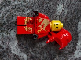 Lego Ninjago Figur Kai rot mit Drachenaufdruck