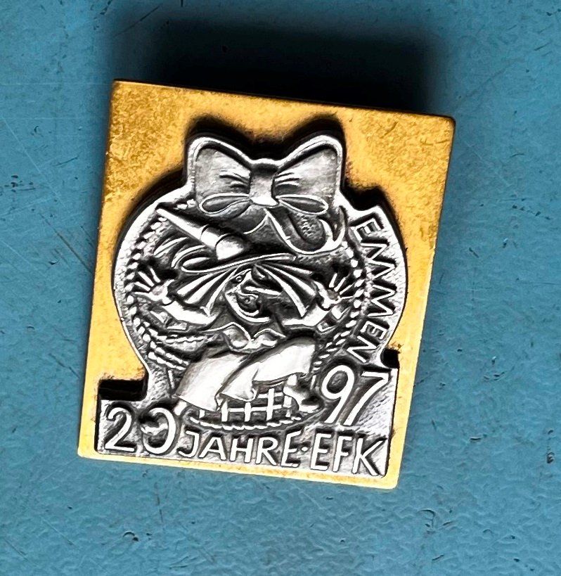 Placchette & Badge: Fasnachtsplakette Emmen Gold 1997 – Usato da Obernau venduto da Wgnom