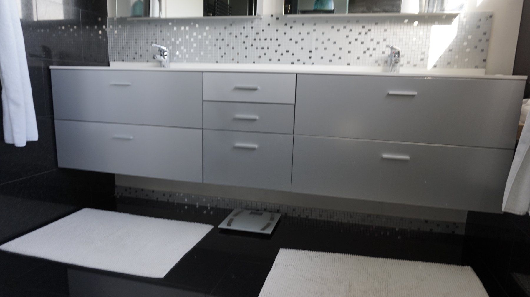 Mobili per bagno: Doppelwaschbecken mit Unterschrank Hängend – Usato da Röschenz venduto da anklint 4