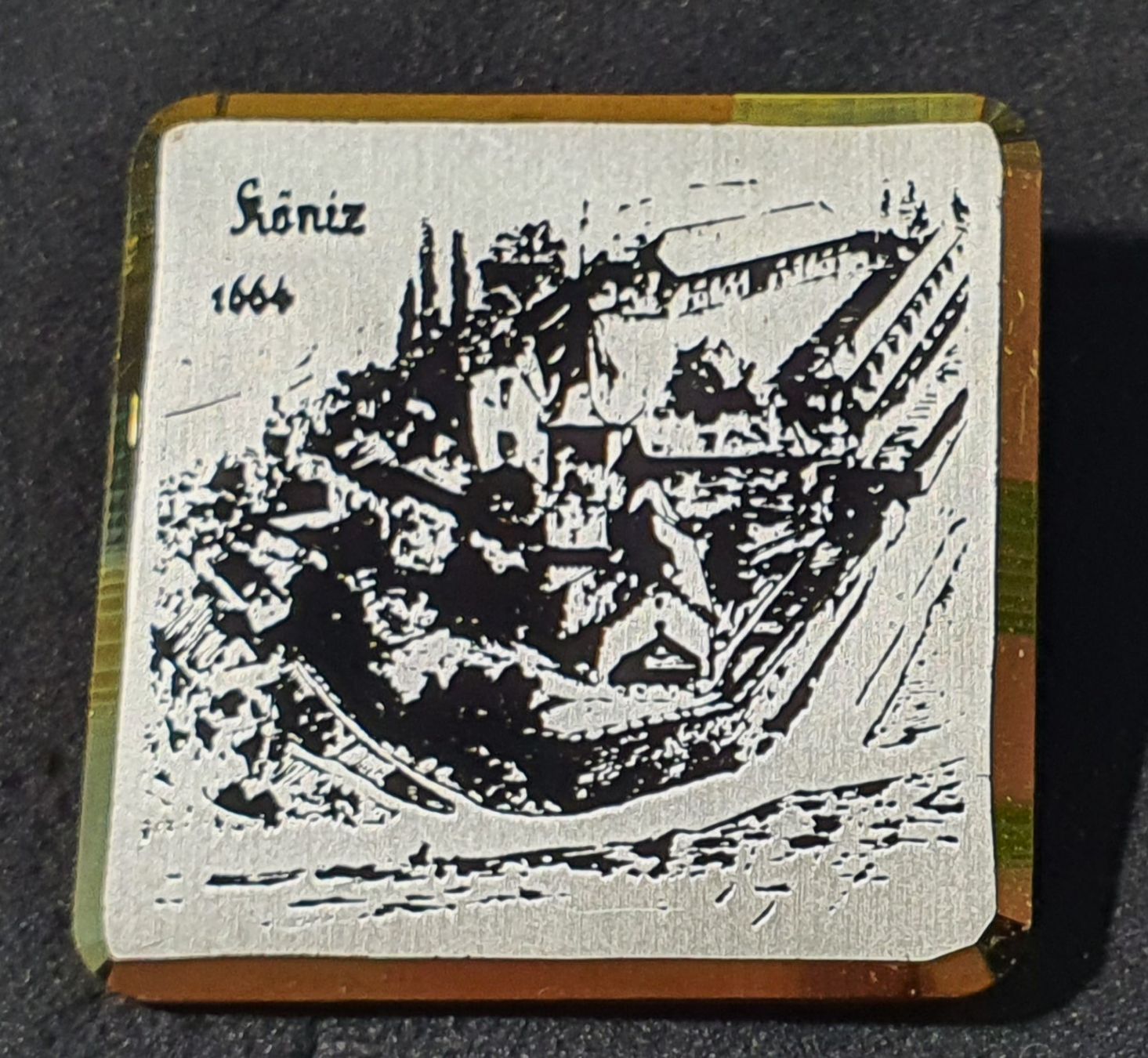 Spille & Fermagli: U988 - Brosche Köniz Ansicht von 1664 – Usato da Reinach BL venduto da Boston-Verkauf 1