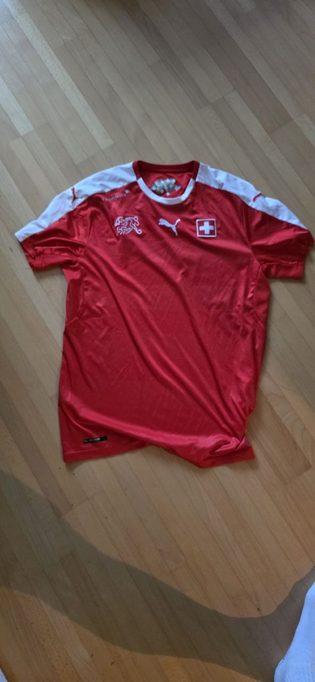 Schweizer Nati Canottiere & Pantaloni: Schweizer Nati Trikot  – Usato da Horn venduto da Exciter6